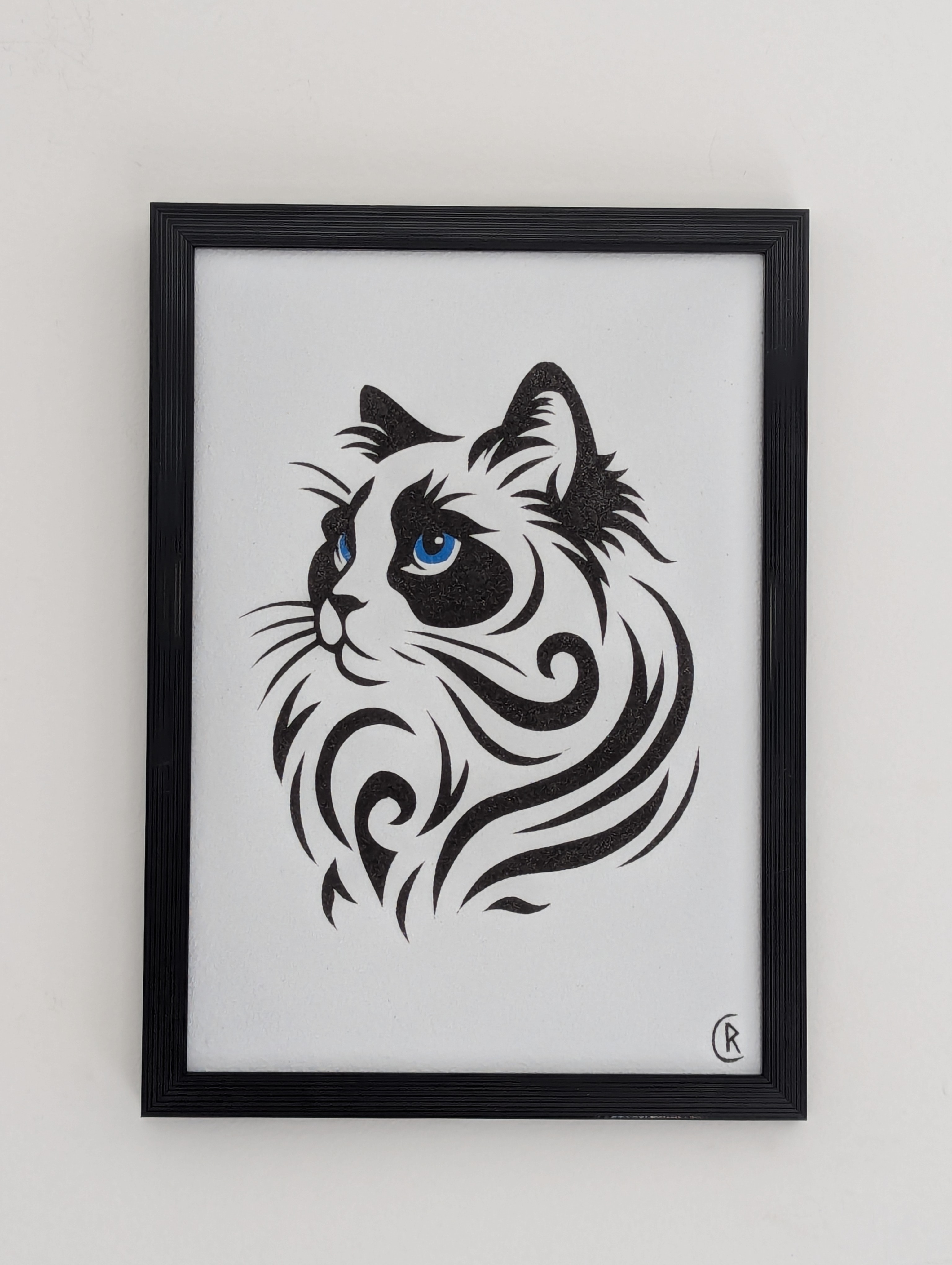 Un portrait de chat tout en douceur, aux lignes fluides et élégantes, sublimé par l’intensité de ses yeux bleus. La couleur des yeux peut être personnalisée sur demande : vert, ambré, noisette…