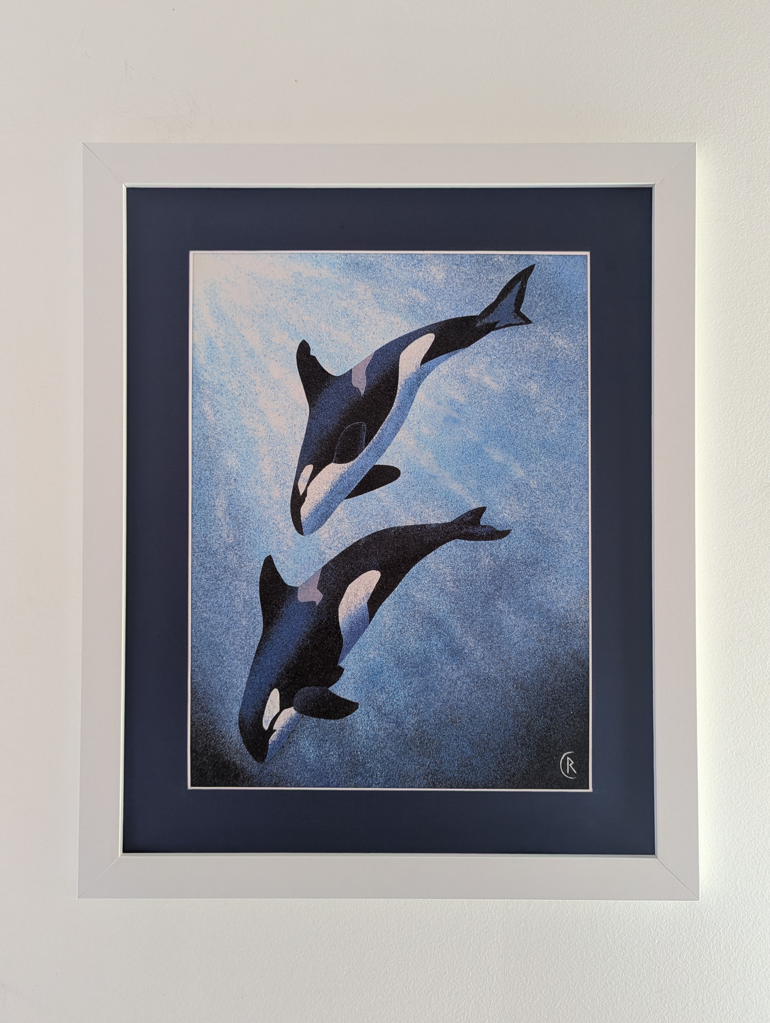 Deux orques glissent dans un camaïeu de bleus, comme suspendues entre lumière et profondeur.
Une œuvre en sable qui invite à l’évasion et à la douceur du monde marin.