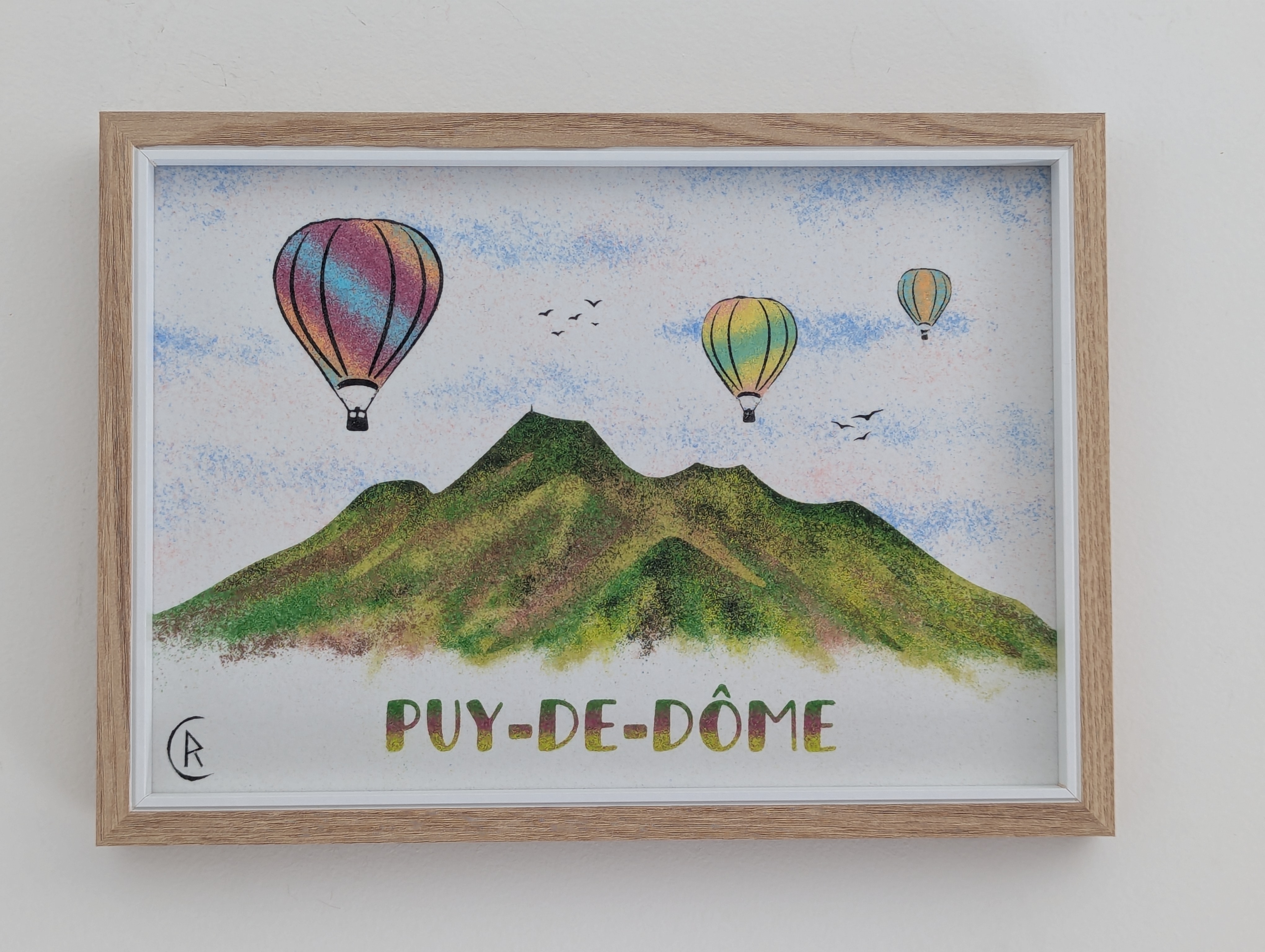 Depuis chez moi, le Puy-de-Dôme fait partie du paysage et m’inspire au quotidien. J’aime le réinterpréter au fil de mes créations, comme ici avec ces montgolfières colorées qui apportent une touche de légèreté et d’évasion à ce paysage emblématique de l’Auvergne.