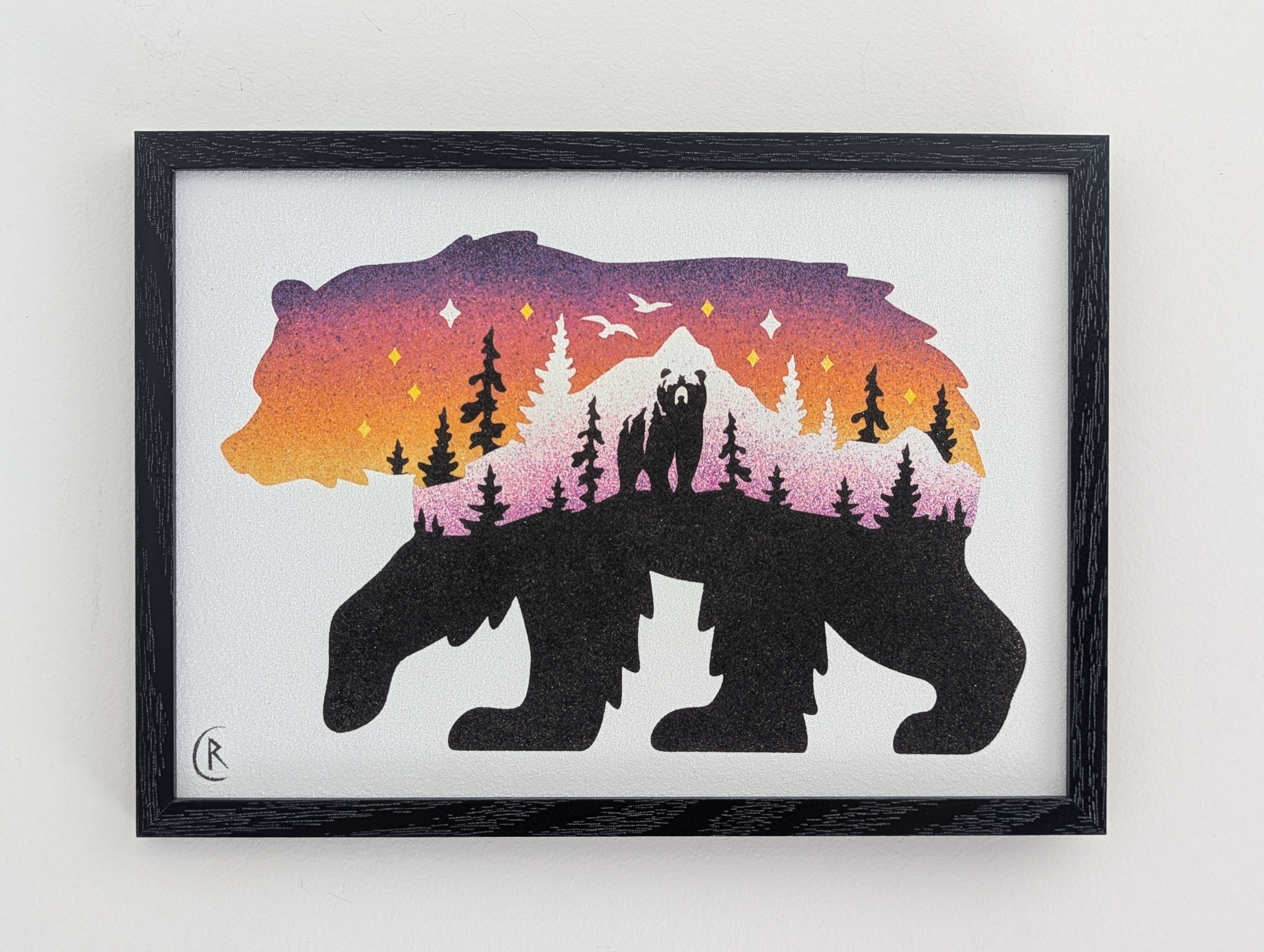 Silhouette d'un ours superposée à un paysage de montagne sauvage, dans des tons chauds orangés évoquant le crépuscule.