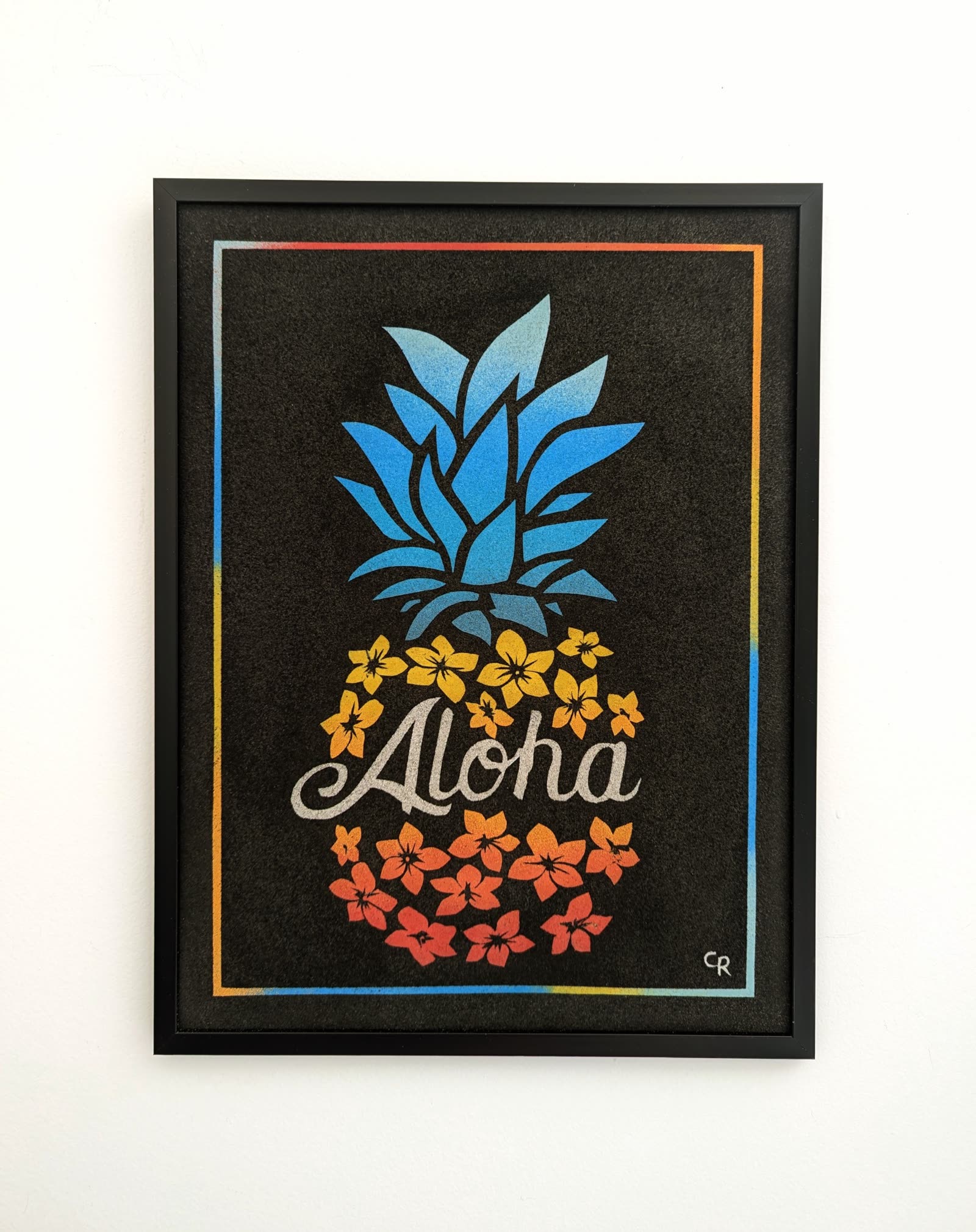 Composition graphique en forme d'ananas bleu surmonté de fleurs jaunes et orange, avec le mot « Aloha » en lettrage blanc sur fond noir.