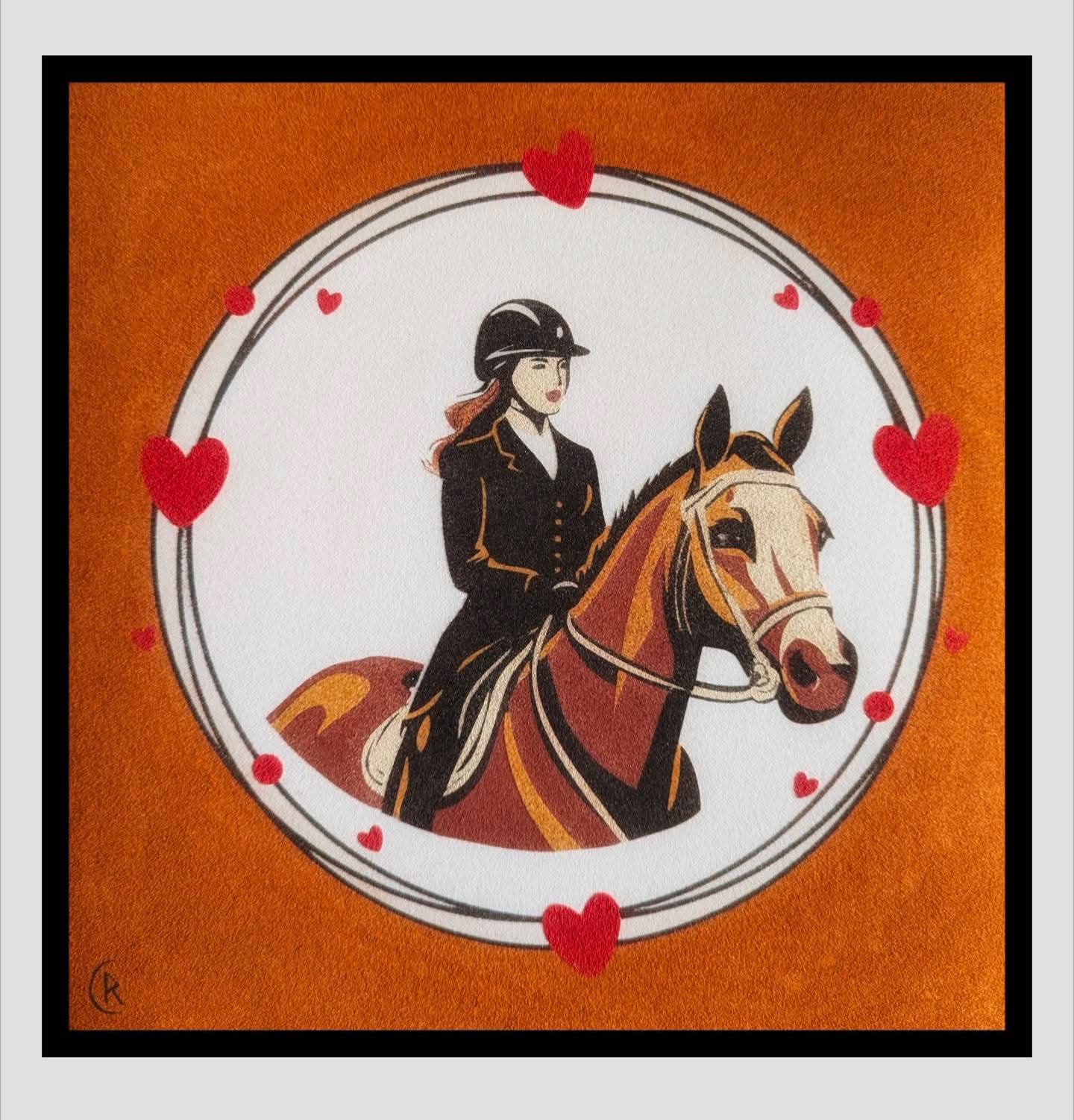 Portrait circulaire d'une cavalière casquée sur son cheval alezan, entouré de petits cœurs rouges, sur fond orange cuivré.