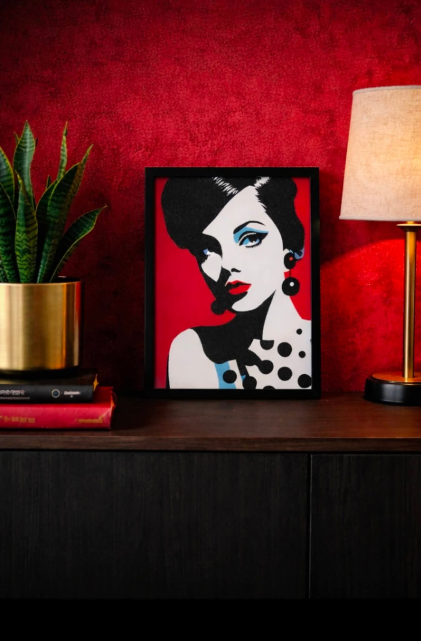 Portrait graphique façon pop art d'une femme au style vintage, chevelure noire, maquillage bleu et rouge, sur fond rouge vif.