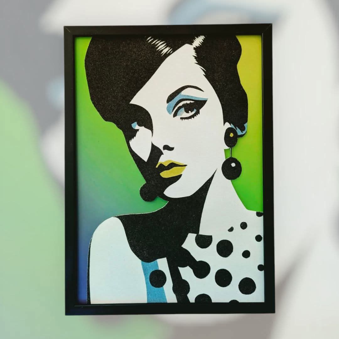 Portrait graphique façon pop art d'une femme au style vintage, sur un fond en papier dégradé de verts.