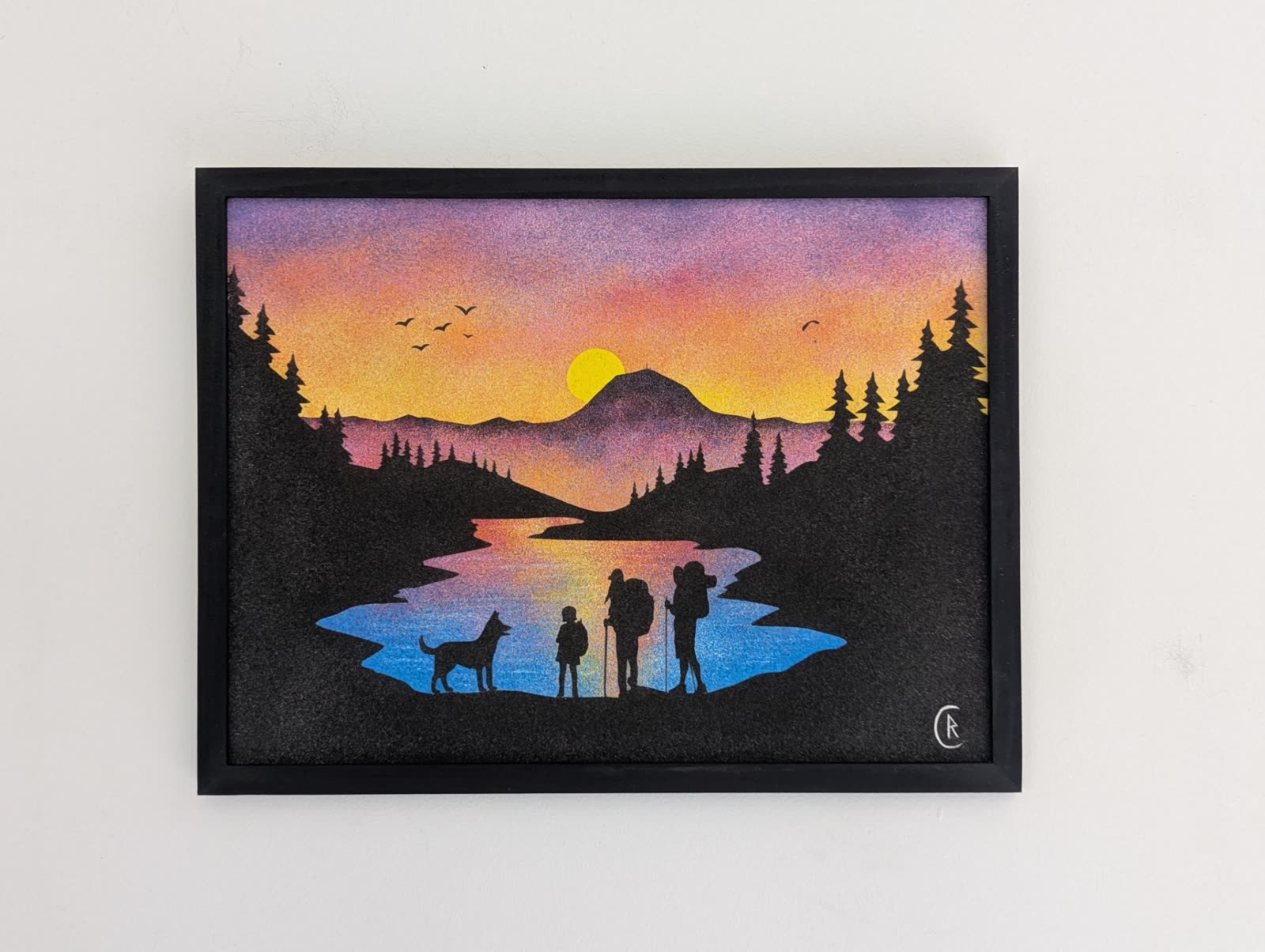 Silhouettes en double exposition avec un paysage de lac et de volcans d'Auvergne au coucher du soleil, dans des tons orangés et violets.