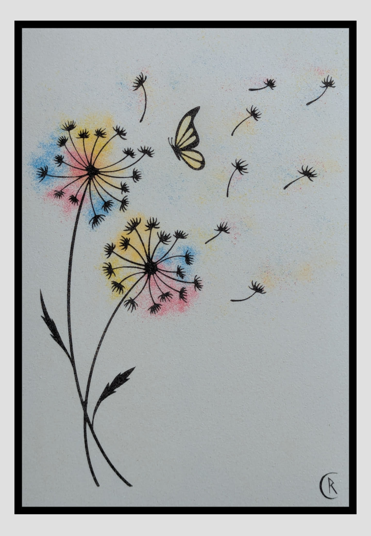 Deux fleurs de pissenlit noires aux graines colorées en jaune, rose et bleu s'envolant, accompagnées d'un papillon jaune, sur fond clair.
