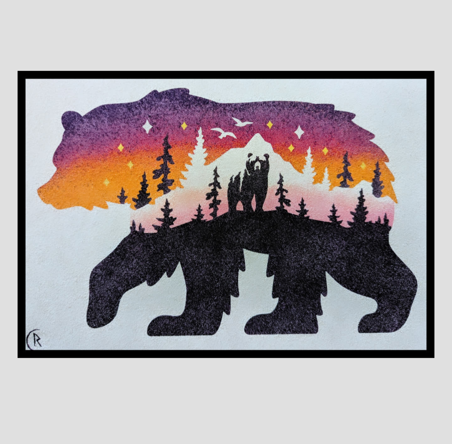 Silhouette d'un ours superposée à un paysage de montagne sauvage, dans des tons chauds orangés évoquant le crépuscule.
