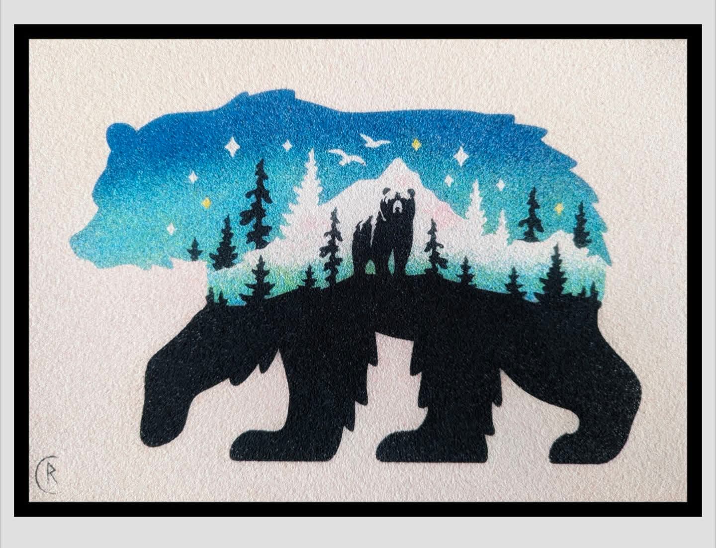 Silhouette d'un ours superposée à un paysage de montagnes enneigées, dans des tons bleutés évoquant les régions polaires.