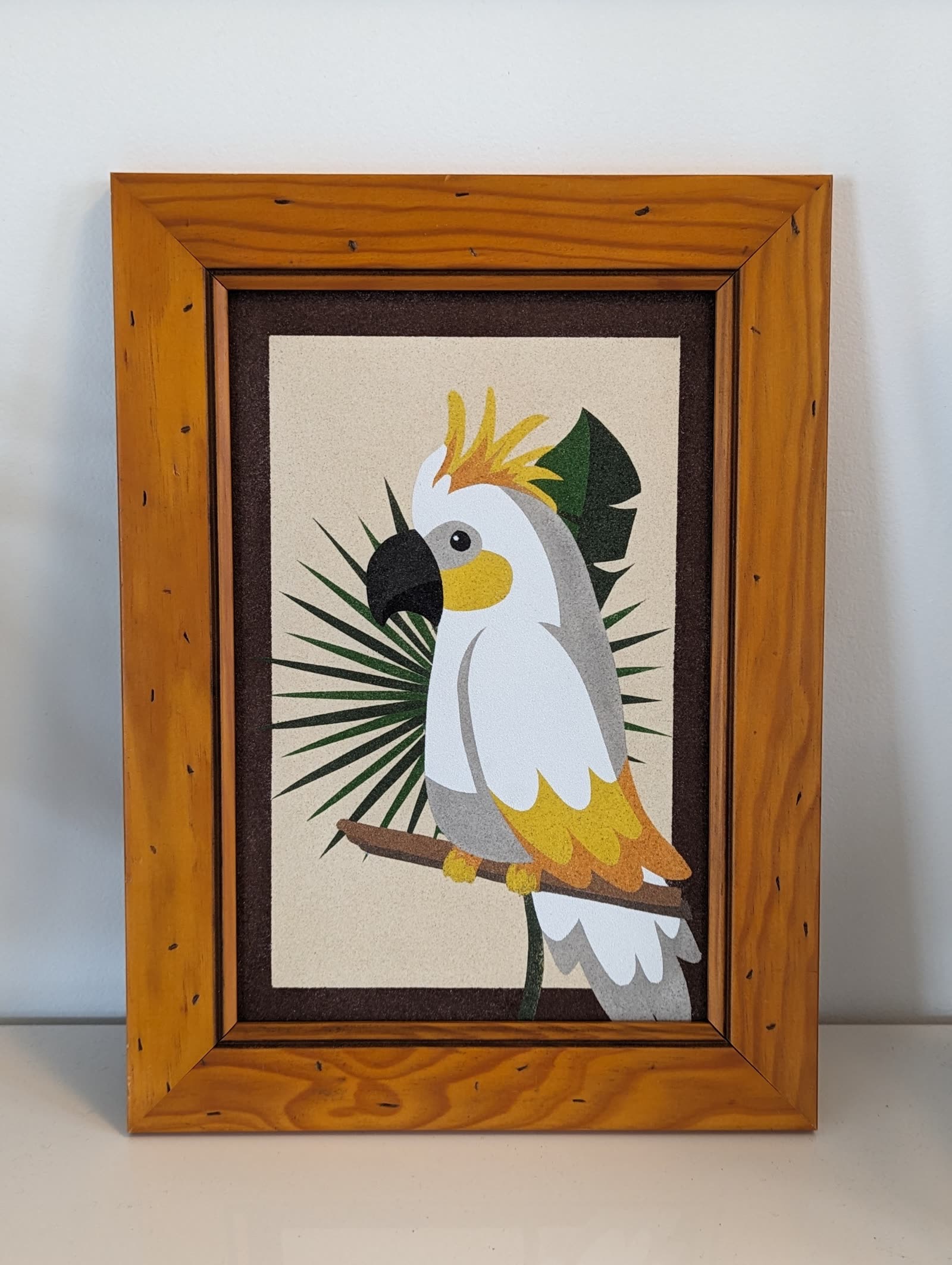 Portrait graphique d'un cacatoès aux couleurs vives dans un décor tropical stylisé.