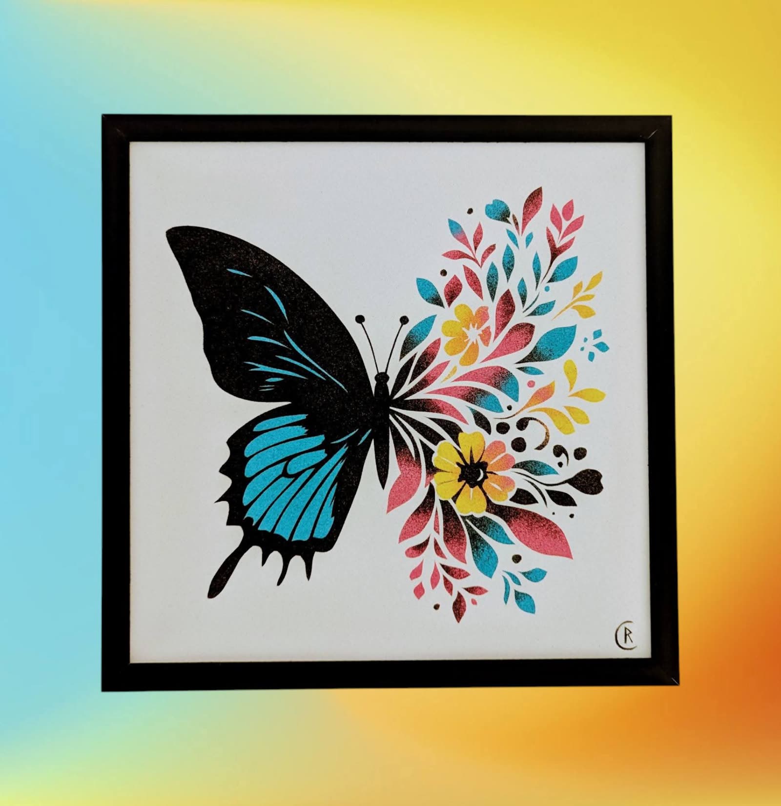Papillon aux ailes noires et bleu turquoise dont une aile se prolonge en une composition de fleurs et de feuillages colorés, sur fond blanc.