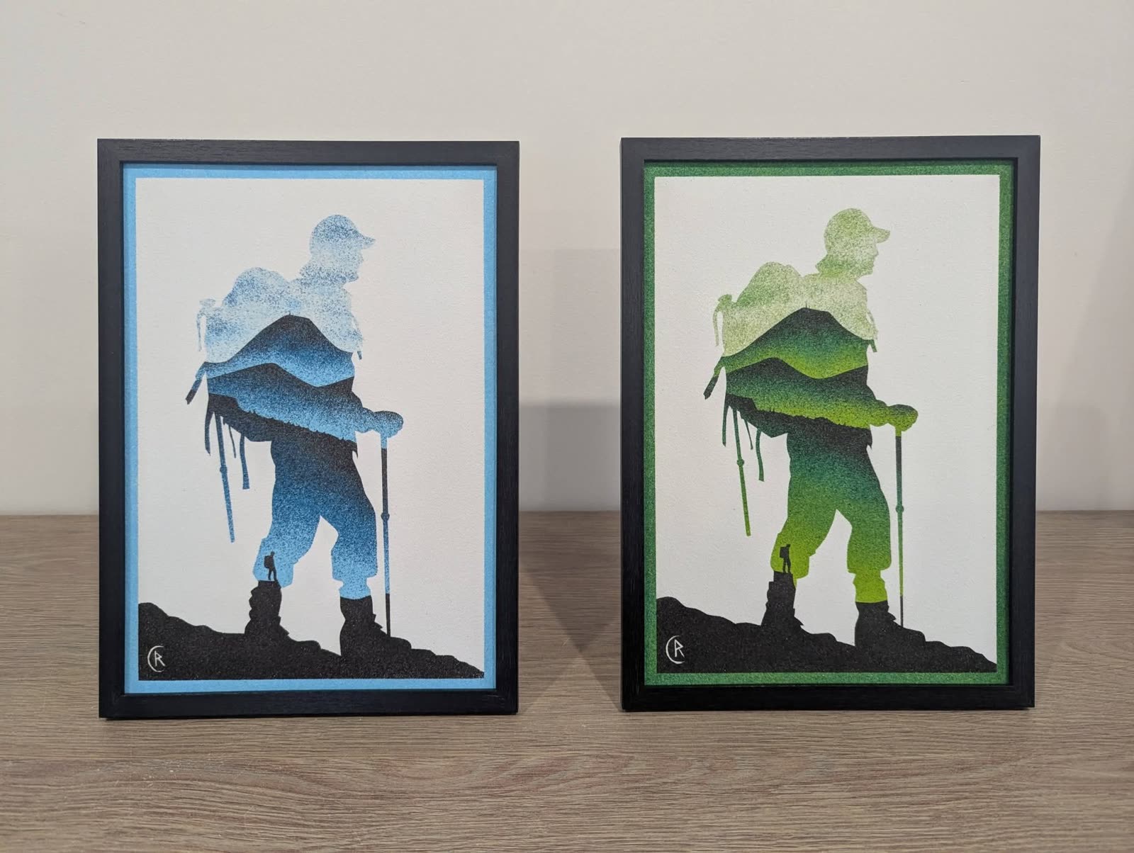 Silhouette d'un randonneur avec sac à dos et bâtons, en double exposition avec un paysage de montagne, présentée en deux variantes de couleur, bleue et verte.