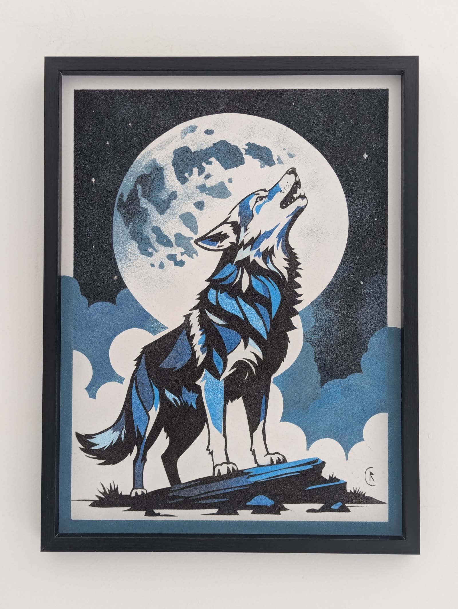 Silhouette d'un loup hurlant sous une pleine lune, dans une ambiance nocturne aux tons bleutés.