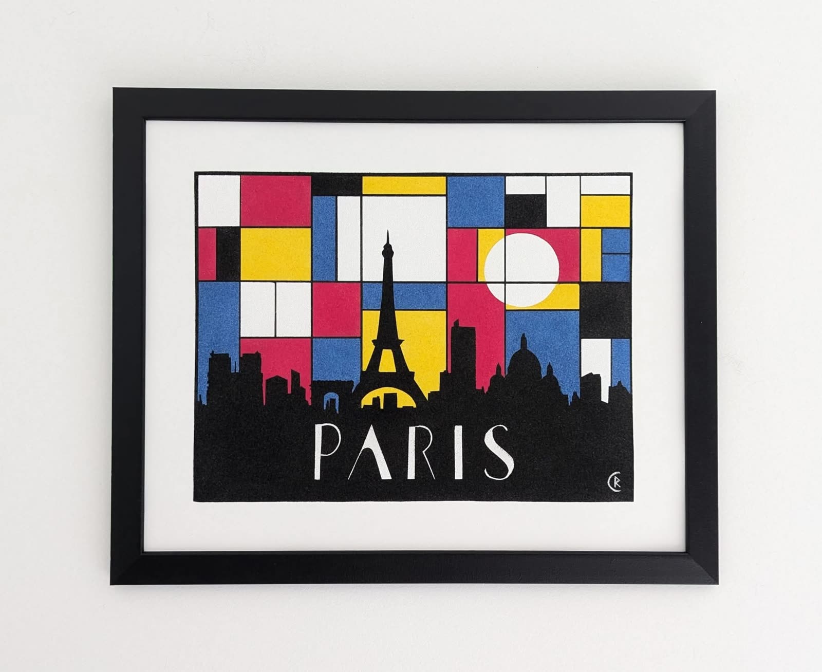 Silhouette noire de la tour Eiffel et des toits de Paris se détachant sur un fond géométrique coloré façon Mondrian, avec le mot « Paris » en lettres blanches.